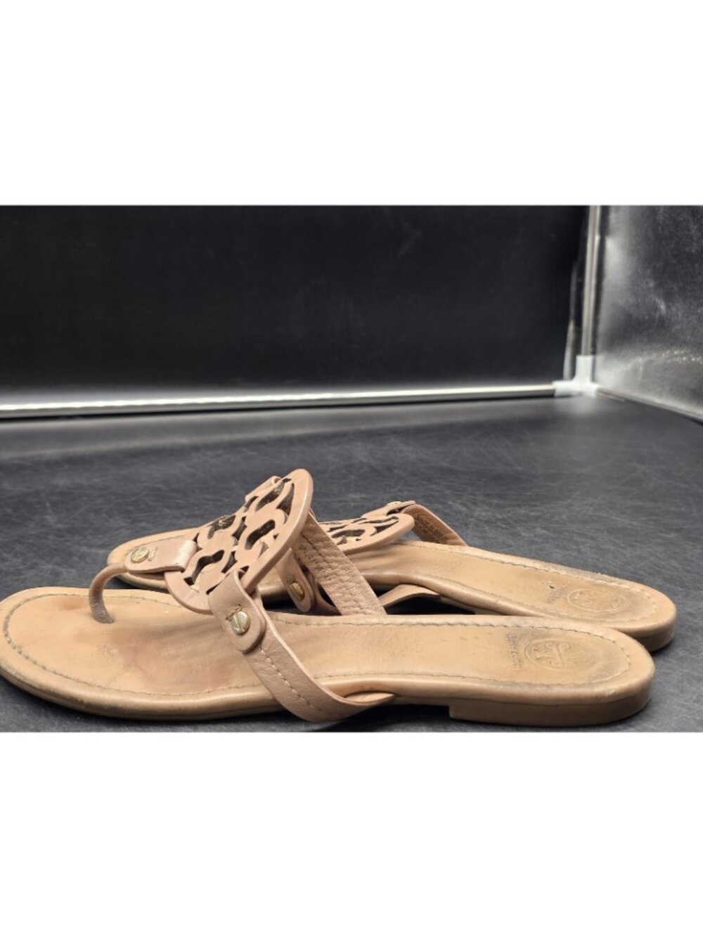 Tory Burch Sandals Womens Size 9 40 Miller Beige Logo Thong Damage Stains Shoes - Picture 5 of 10